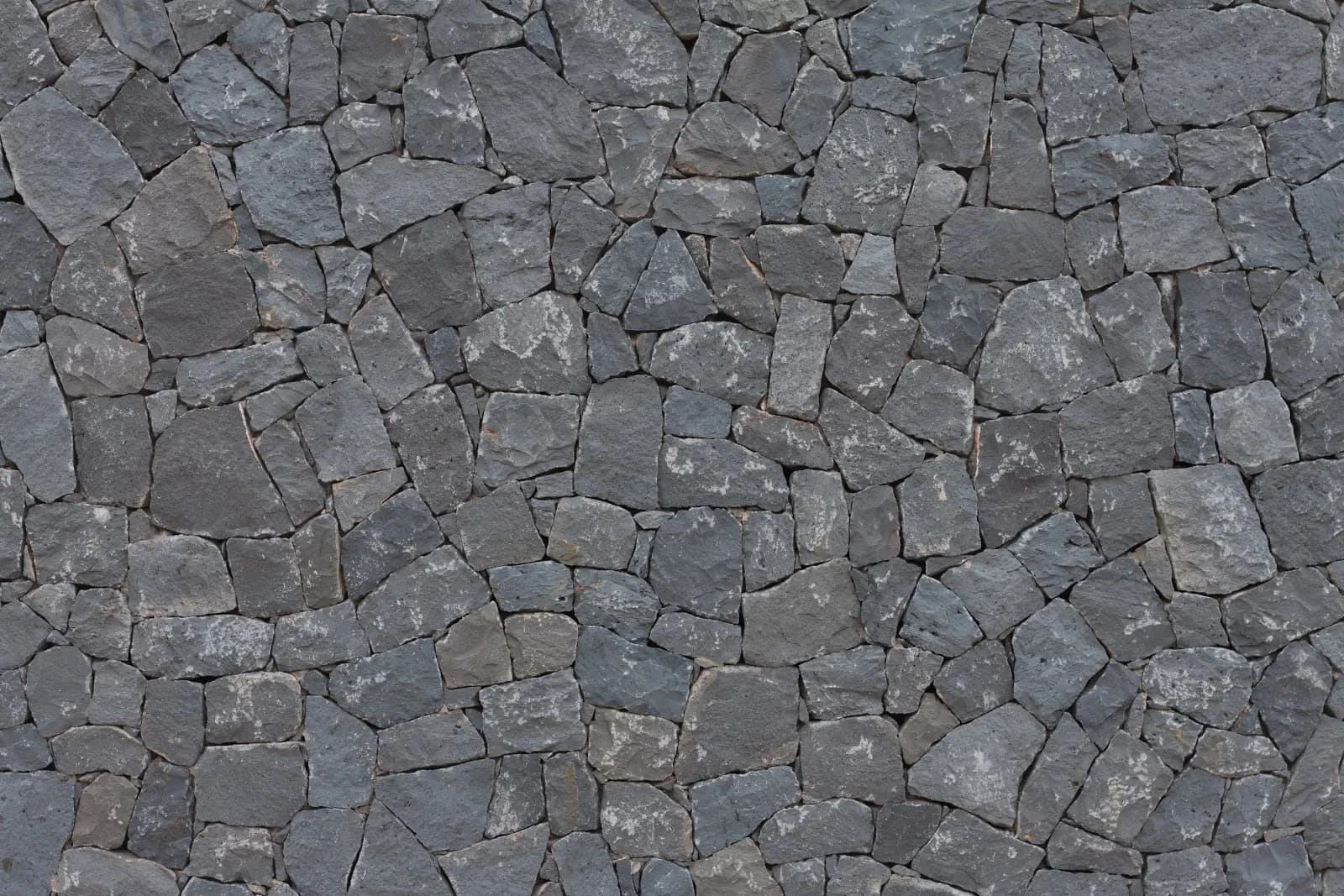 Geschichtete Natursteinmauer als tragendes Bauelement