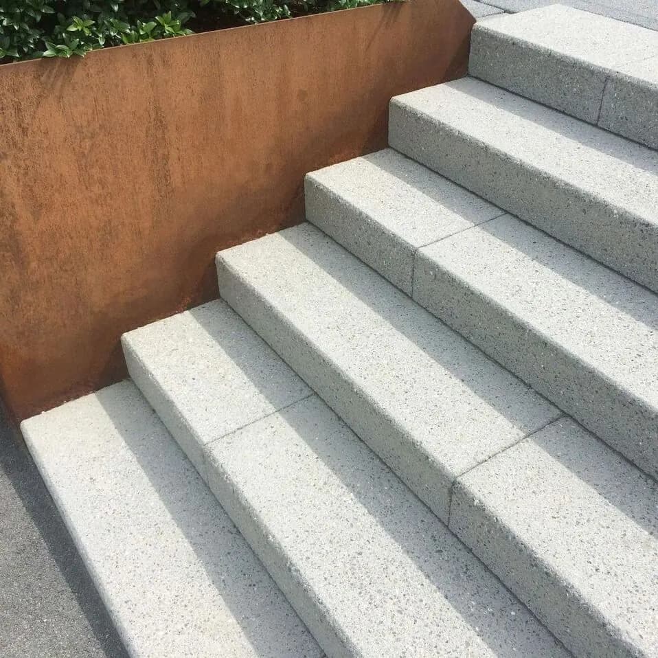 Granittreppe und Cortenstahl als präzise geplante Bauelemente