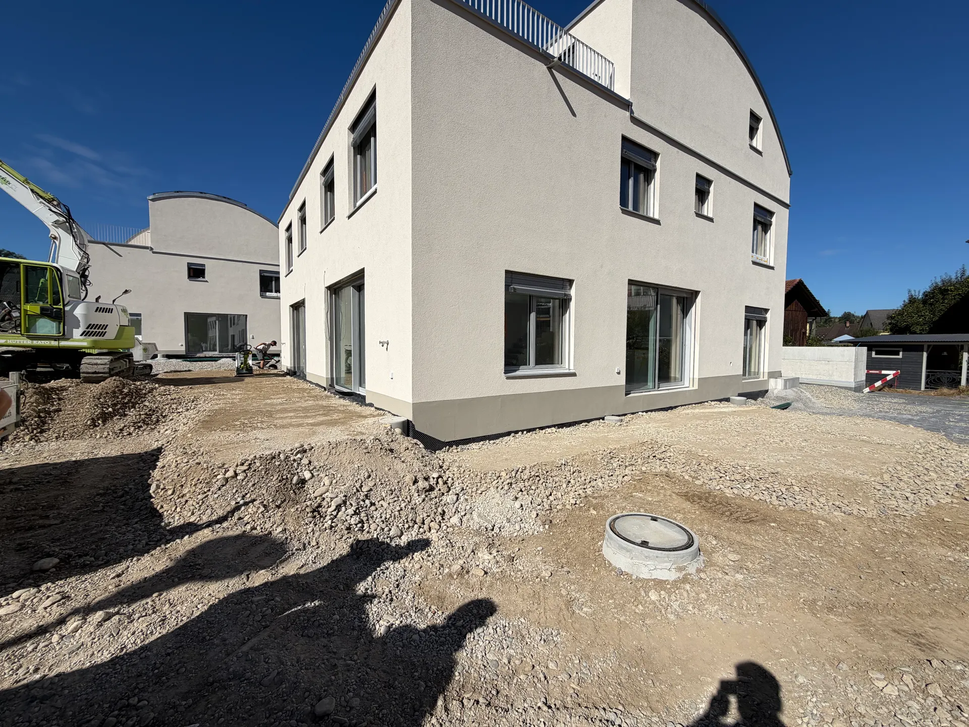 Realisierter Garten mit Rasen, Terrasse und Bepflanzung am Wohnhaus